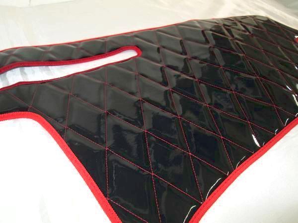 キルトダッシュマット　ブラック×レッドステッチ（黒×赤糸）　三菱ふそう　2t　ジェネレーションキャンター　標準車_画像2