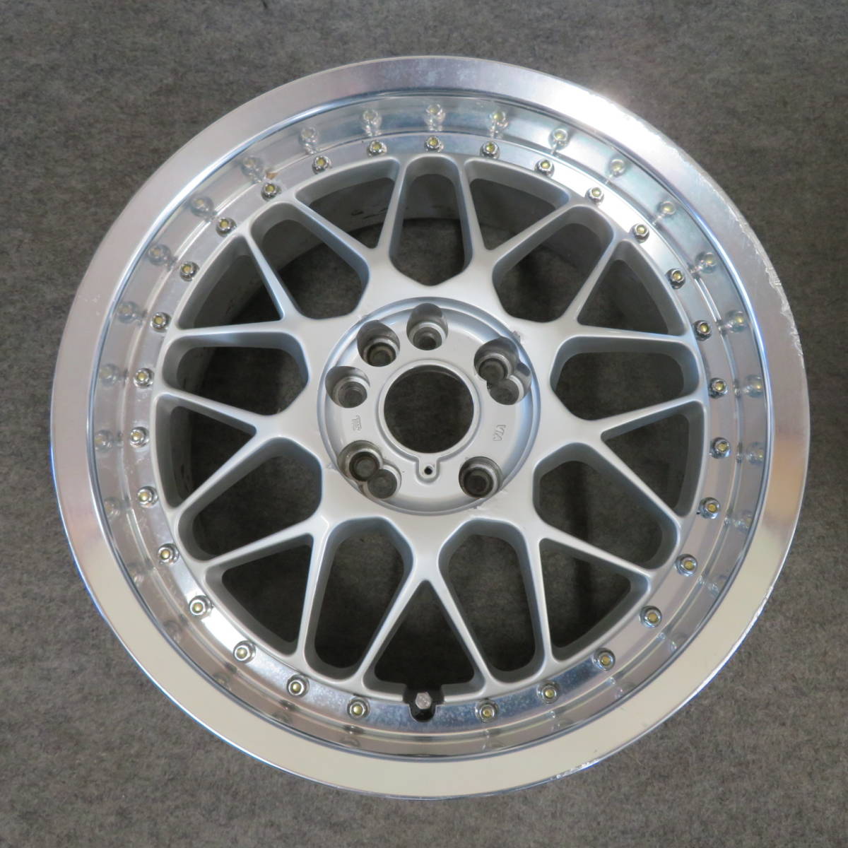 RAYS　EURO JAPAN　GT-M　17×8Ｊ+26　17×9Ｊ+31　4/5Ｈ/114.3　4本　※日本製/１本のセンターキャップ欠品_画像4