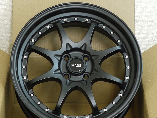 新品 17インチ 7.0J 4-100 ブラック タイヤ付4本SET 195/45R17 ヴィッツ フィット ノート ヤリス アクア (W2319-1)_画像2