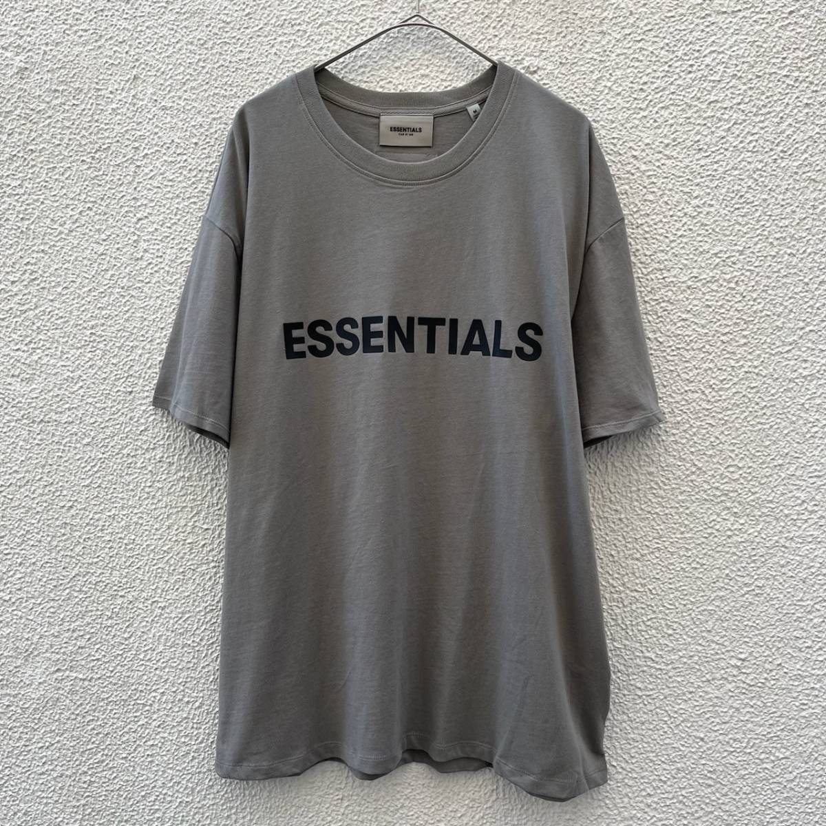 新品 FOG Fear Of God Essentials フィアオブゴッド エッセンシャルズ Mサイズ LOGO Tシャツ チャコール CHARCOAL