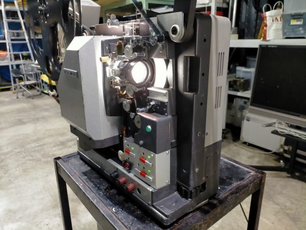 Yahoo!オークション - 【動作品】16ミリ 16mm 映写機 ELMO Yahoo!オークション - 【動作品】16ミリ 16mm 映写機 ELMO