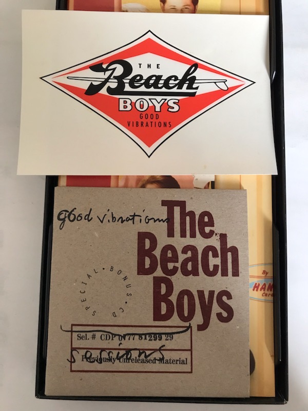 ■縦長5CDボックス■THE BEACH BOYS-ビーチ・ボーイズ/GOOD VIBRATIONS 1993年 米Capitol製 ボーナスCD＋ステッカー＋ブックレットの画像2
