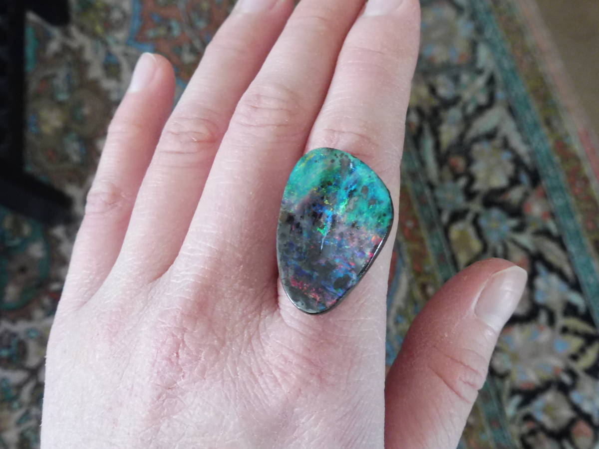オーストラリア産 希少赤色遊色 綺麗 天然ボルダーオパール 約16.5ct