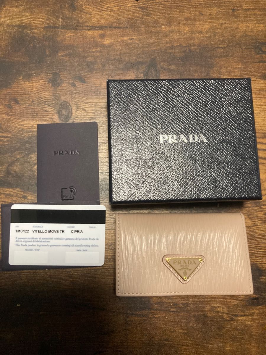 人気SALE大人気 PRADA プラダ サフィアーノ 2つ折り カードケース パスケース付 赤紫 1MC004の通販 by ベクトル  ラクマ店｜プラダならラクマ