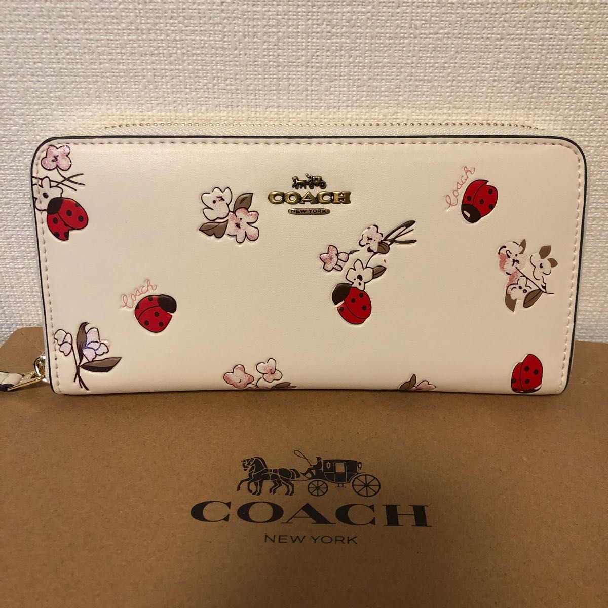 新品未使用 COACH コーチ長財布 ラウンドファスナー ホワイト色 新品未使用 COACH コーチ長財布 ラウンドファスナー ホワイト色