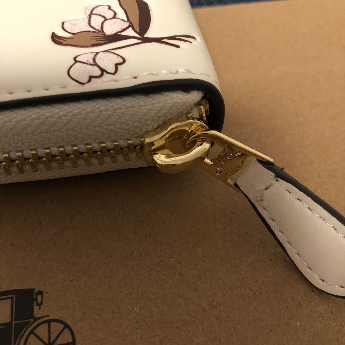 新品未使用 COACH コーチ長財布 ラウンドファスナー ホワイト色 新品未使用 COACH コーチ長財布 ラウンドファスナー ホワイト色