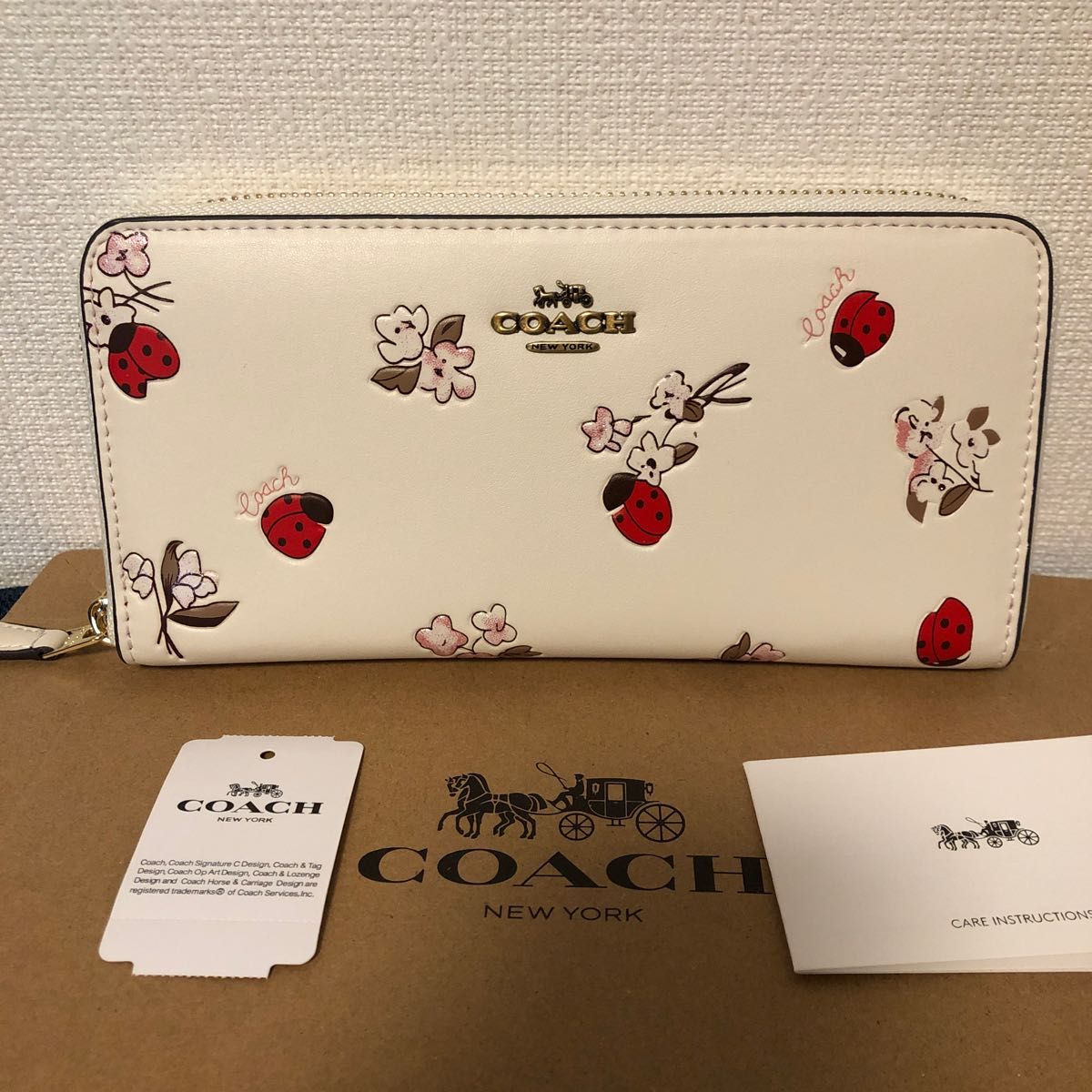 新品未使用 COACH コーチ長財布 ラウンドファスナー ホワイト色 新品未使用 COACH コーチ長財布 ラウンドファスナー ホワイト色