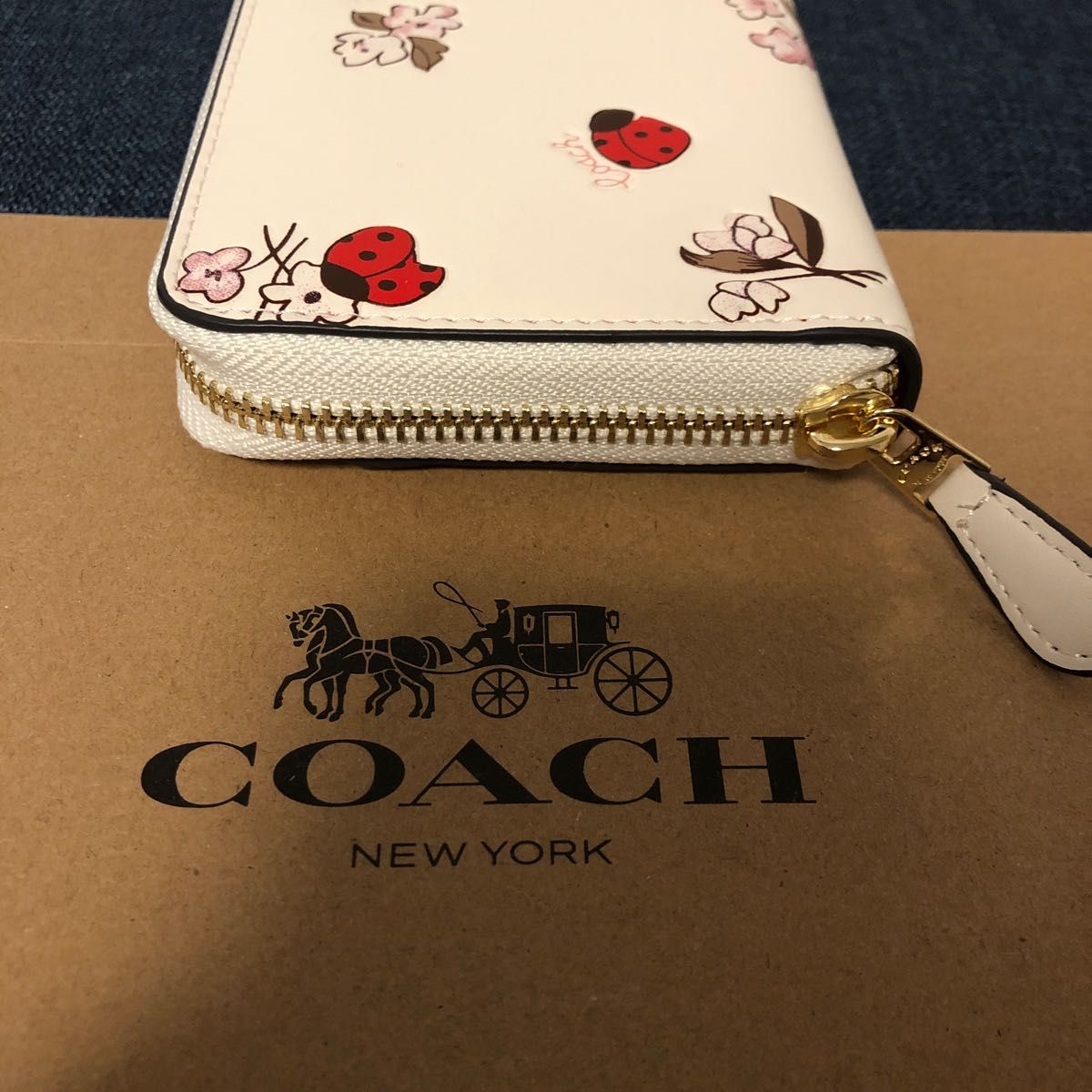 新品未使用 COACH コーチ長財布 ラウンドファスナー ホワイト色 新品未使用 COACH コーチ長財布 ラウンドファスナー ホワイト色