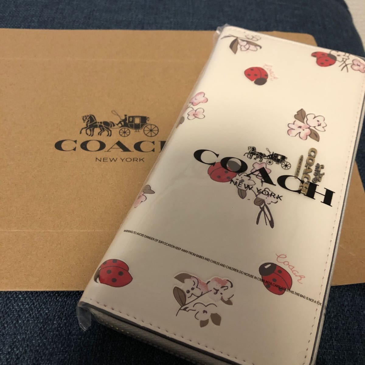 新品未使用 COACH コーチ長財布 ラウンドファスナー ホワイト色 新品未使用 COACH コーチ長財布 ラウンドファスナー ホワイト色