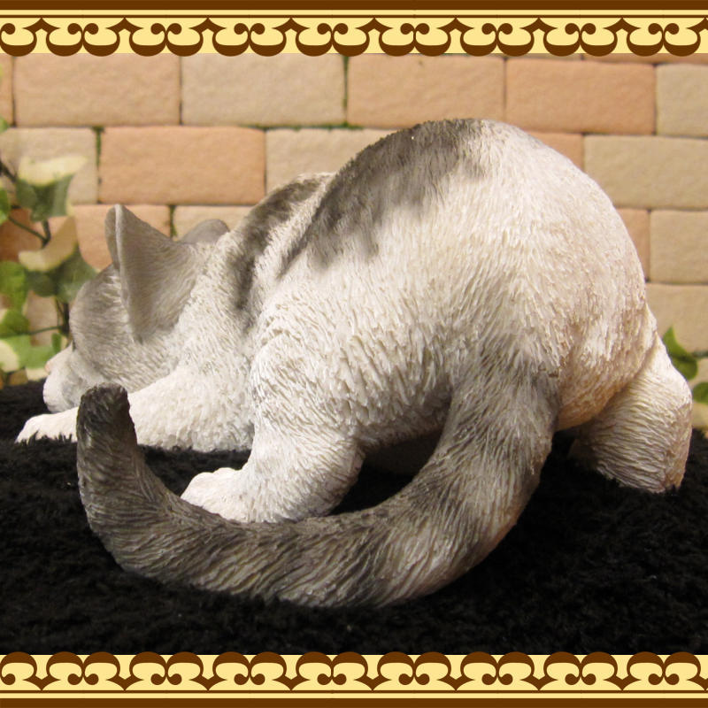  real . cat. ornament baby cat monitoring middle white & gray . that objet d'art ornament cat gardening veranda art garden 