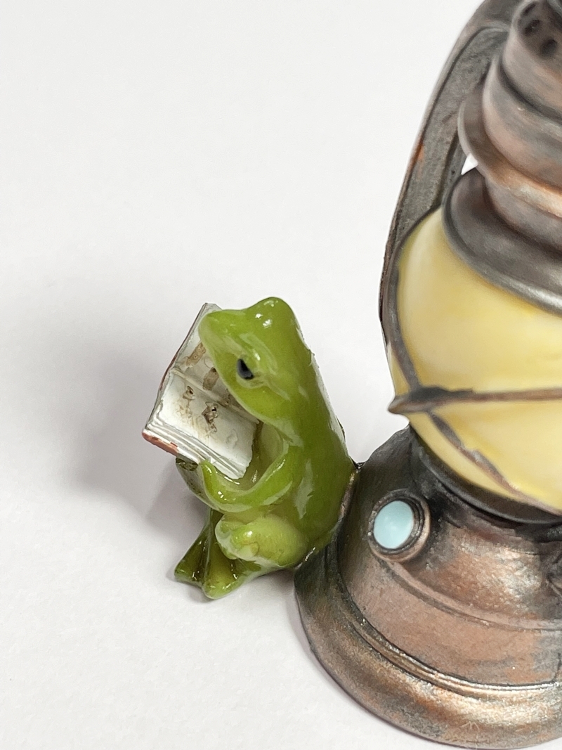 新品 カエル オブジェ ランプの下で読書するカエル 蛙 かえる インテリア 小物 雑貨 飾り かわいい 置物 アンティーク調_画像3