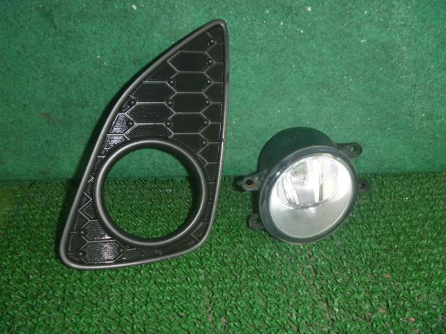 Vitz/ヴィッツ ＲＳ DBA-NCP131 フォグランプ　左右セット/RS用ベゼル付☆ 81210-0D042/81481-52390/81482-52330_画像4