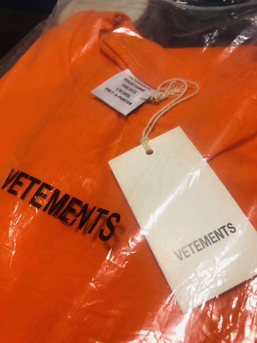 新品・未着用】VETEMENTS/長袖Tシャツ/XL/袖ゴシックロゴ/230206