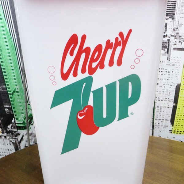 《２個セット》■ ７ＵＰ・セブンアップ ■ 【ダストボックス20L・グリーン＆レッド】※ アメリカン　ガレージ　ごみ箱　ダストビン_レッド・プリント