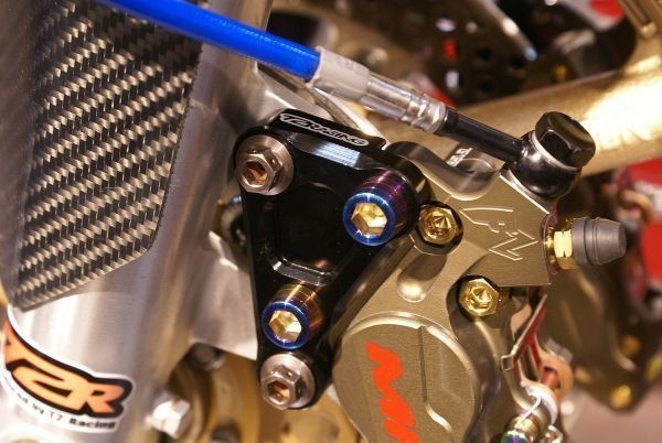 フロントキャリパーサポート【 ゴールド 】40mm MC21 T2racing製 NSR250R ブレンボ MFZ 等に！_取付例