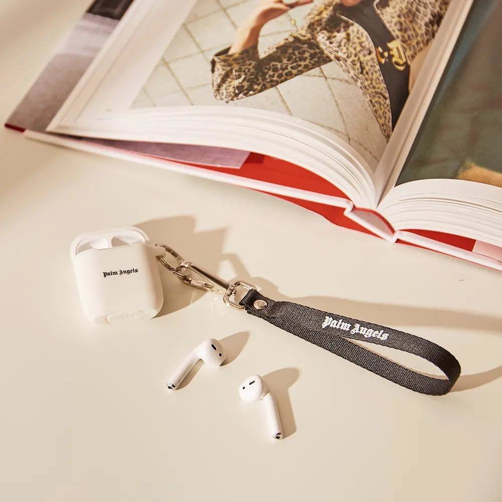 新品 パームエンジェルス 20SS AIRPODS CASE ロゴ エアーポッズケース 定価9,900円 送料210円〜 PALM ANGELS アクセサリー キーホルダー 白_画像2