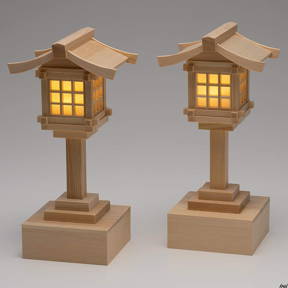 日本製　 木製春日灯篭 　灯篭　木製　LED　リモコン付き　電池付き　コンパクト　コードレス　神具 神殿　お供え　一対