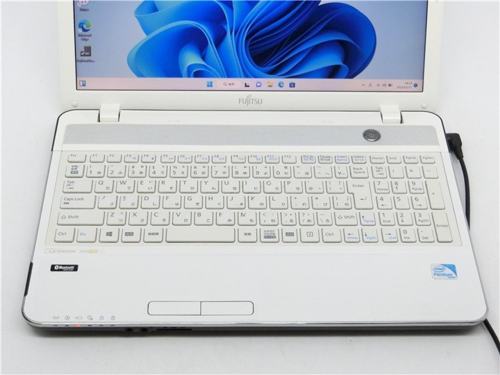 カメラ内蔵/中古/15型/ノートPC/Win11/爆速SSD256/4GB/Pentium　B980/FMV　AH33/J 新品無線マウス MS office2021搭載　HDMI_画像2