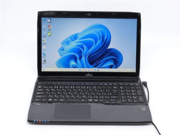 Win11Pro/カメラ内蔵/HDMI/USB3.0/無線WIFI/Bluetooth/ブルーレイ/15.6型/ノートPC/爆速SSD256GB/8GB/4世代i3/FMV AH45/M office搭載