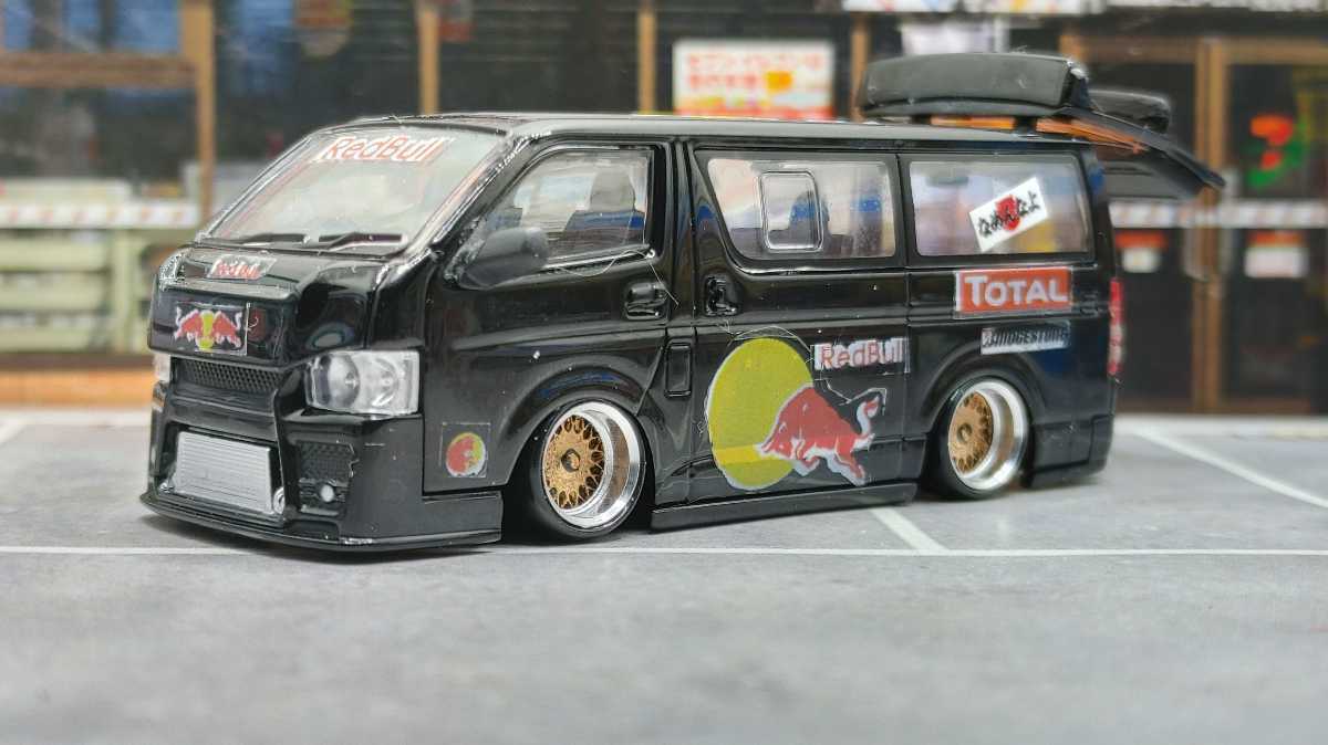 1/64 ミニカー BMC ハイエース KDH200V ブラック 改 レッドブル仕様 フルエアロ BBS RS 深リムホイール ローダウン なめんなよ ②