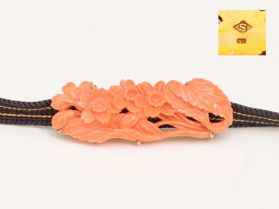 珊瑚帯留め サンゴ 桜花彫り ｋ９ 金座金 金具付き その他 金属工芸 美品　　b3897s