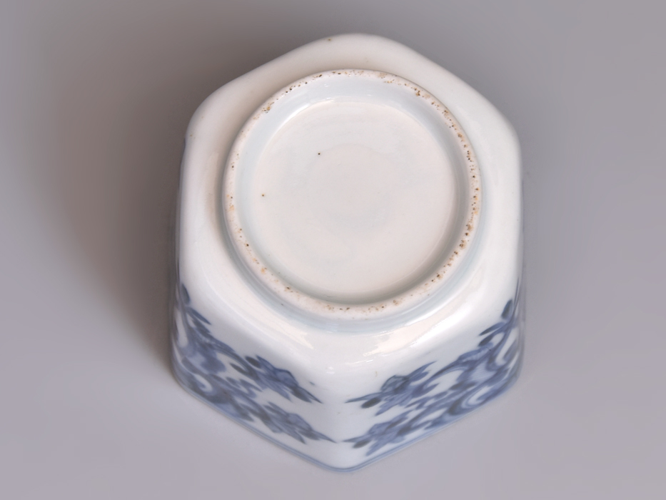  old Imari ( Indigo Kakiemon style ) blue and white ceramics flower writing hexagon sake cup. .. direction attaching Edo era middle latter term Arita . old ceramics and porcelain ceramics and porcelain . stone large sake cup also z0255n