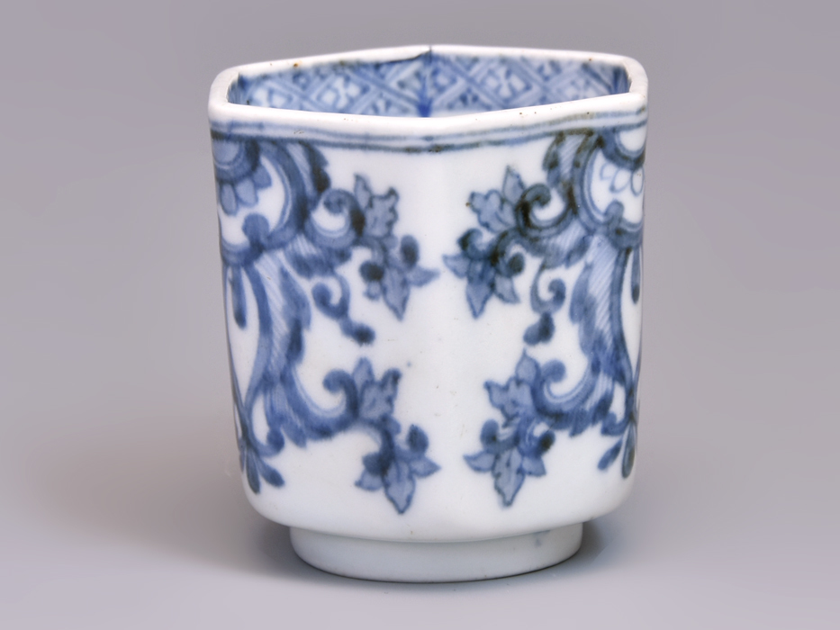  old Imari ( Indigo Kakiemon style ) blue and white ceramics flower writing hexagon sake cup. .. direction attaching Edo era middle latter term Arita . old ceramics and porcelain ceramics and porcelain . stone large sake cup also z0255n