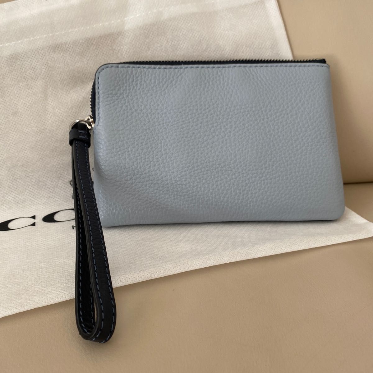新品 コーチCOACHディズニー アースラ スラップ付きポーチ 新品 コーチCOACHディズニー アースラ スラップ付きポーチ