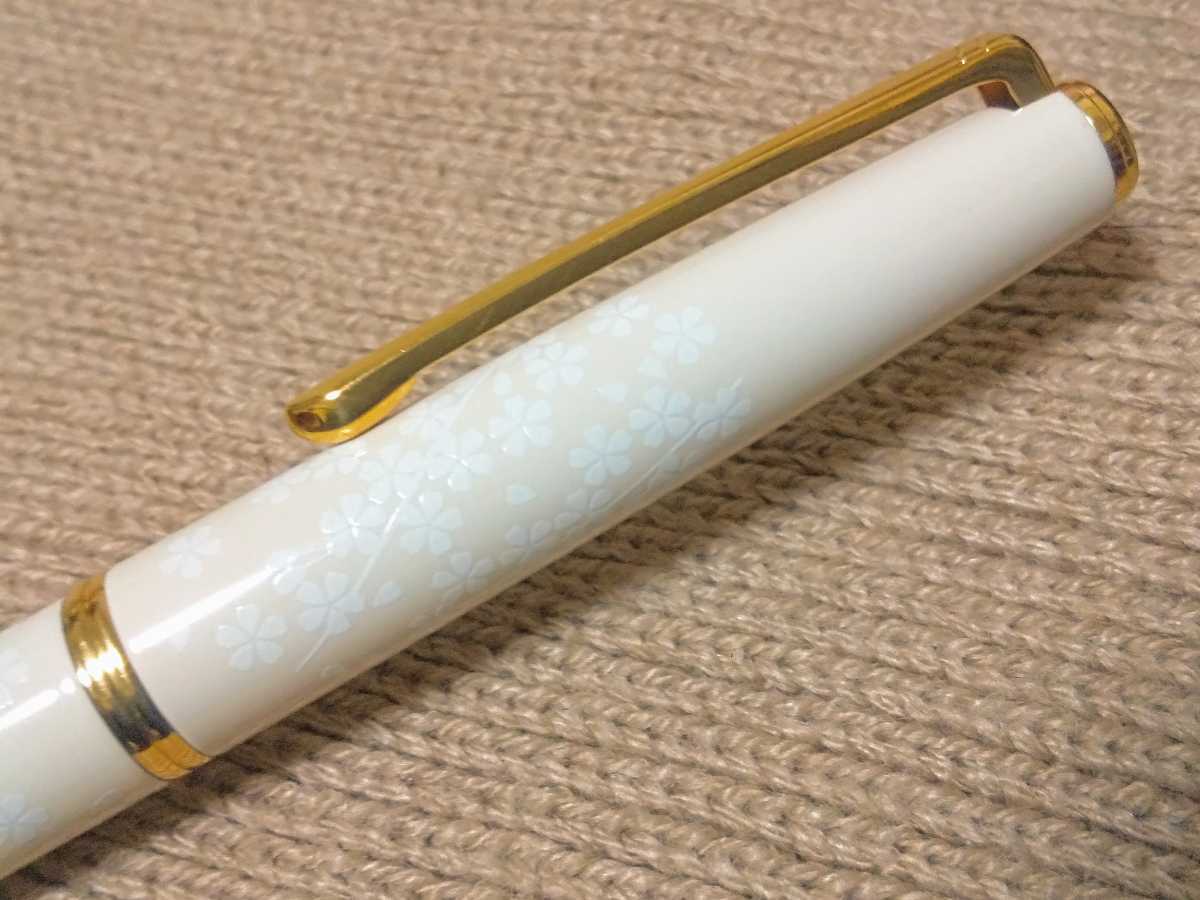廃盤モデルPILOT 万年筆レディホワイト桜14k F細字ペンケース付 廃盤モデルPILOT 万年筆レディホワイト桜14k F細字ペンケース付
