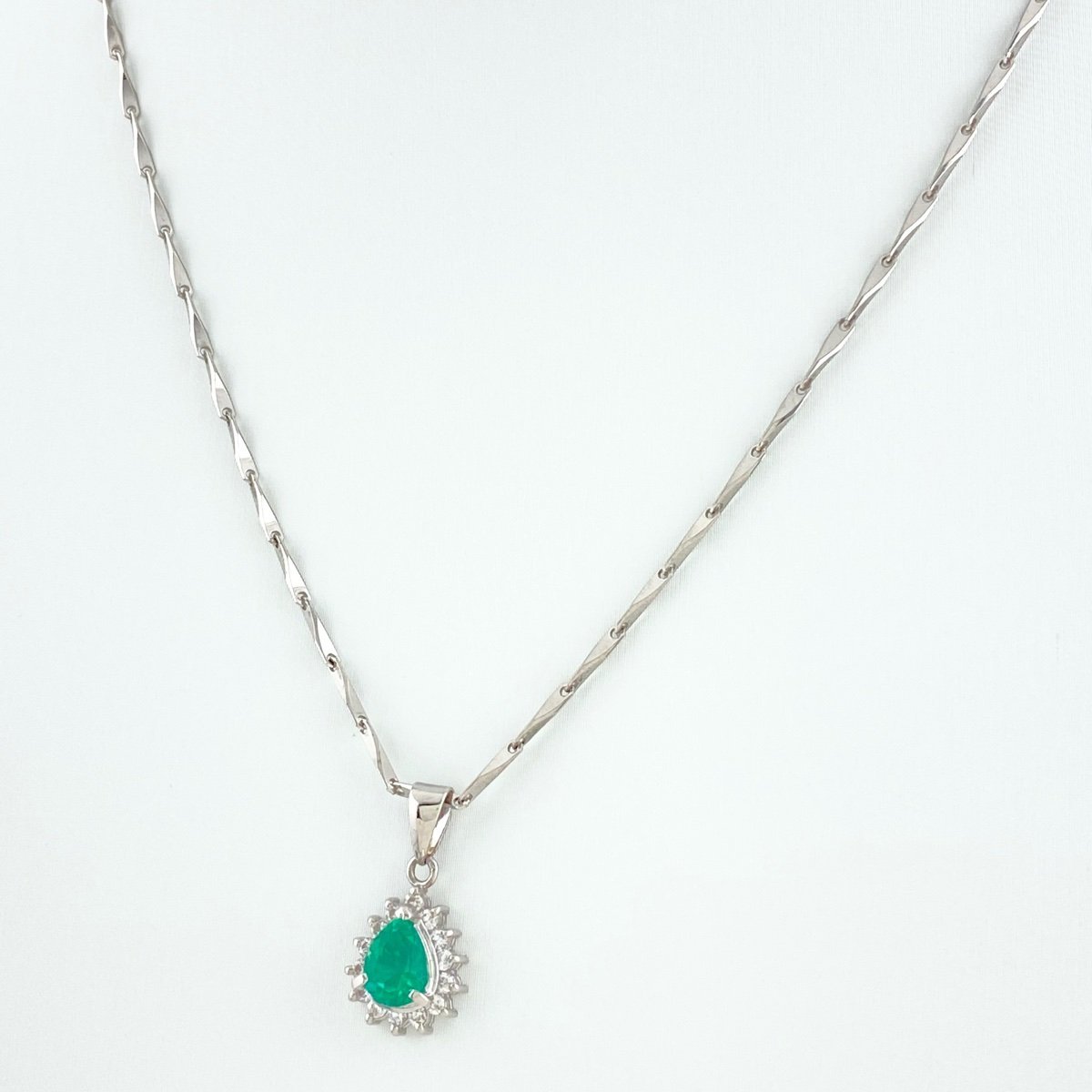 美品 プラチナ ダイヤ0.2ct ヘイローデザイン ペンダント ネックレス