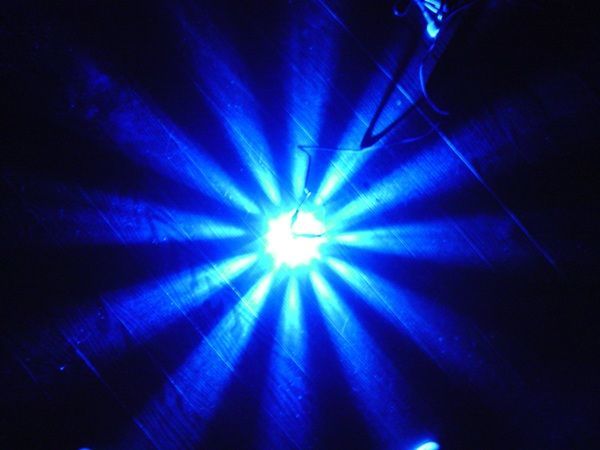 特注の超高輝度15.000mcdのLEDを18発使用。