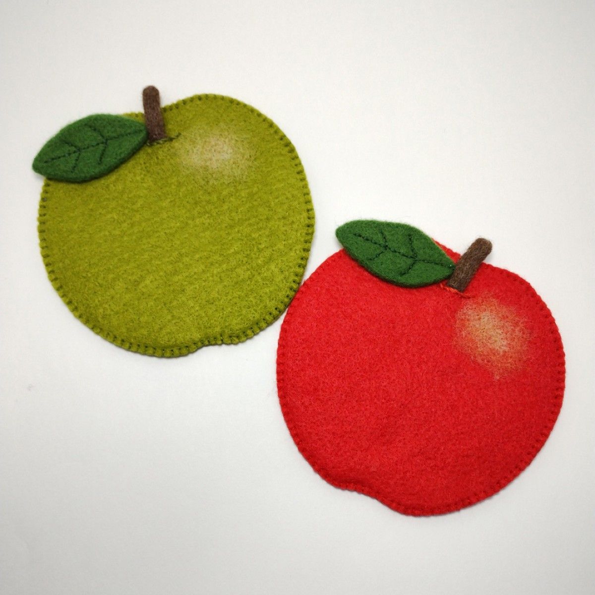 りんごのコースター2枚