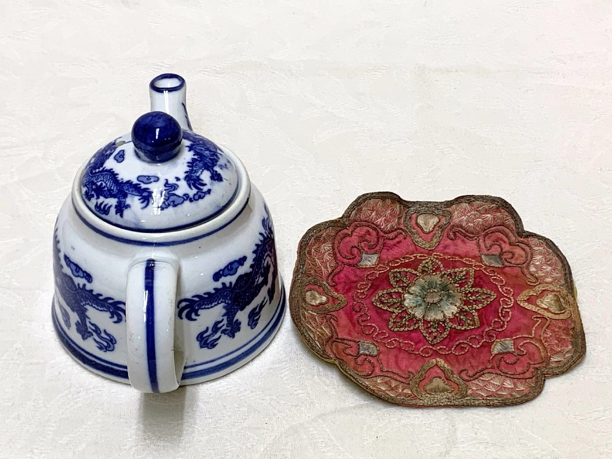 11455/中国磁器 ポット 急須 雲龍紋 中国刺繍敷物付(アイリン) 茶器 煎茶器の画像4