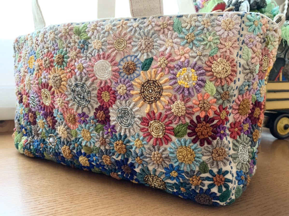 お花の手刺繍 ビーズ刺繍　バッグ　ハンドメイド リネン生地　サイドにDカン付き_画像6