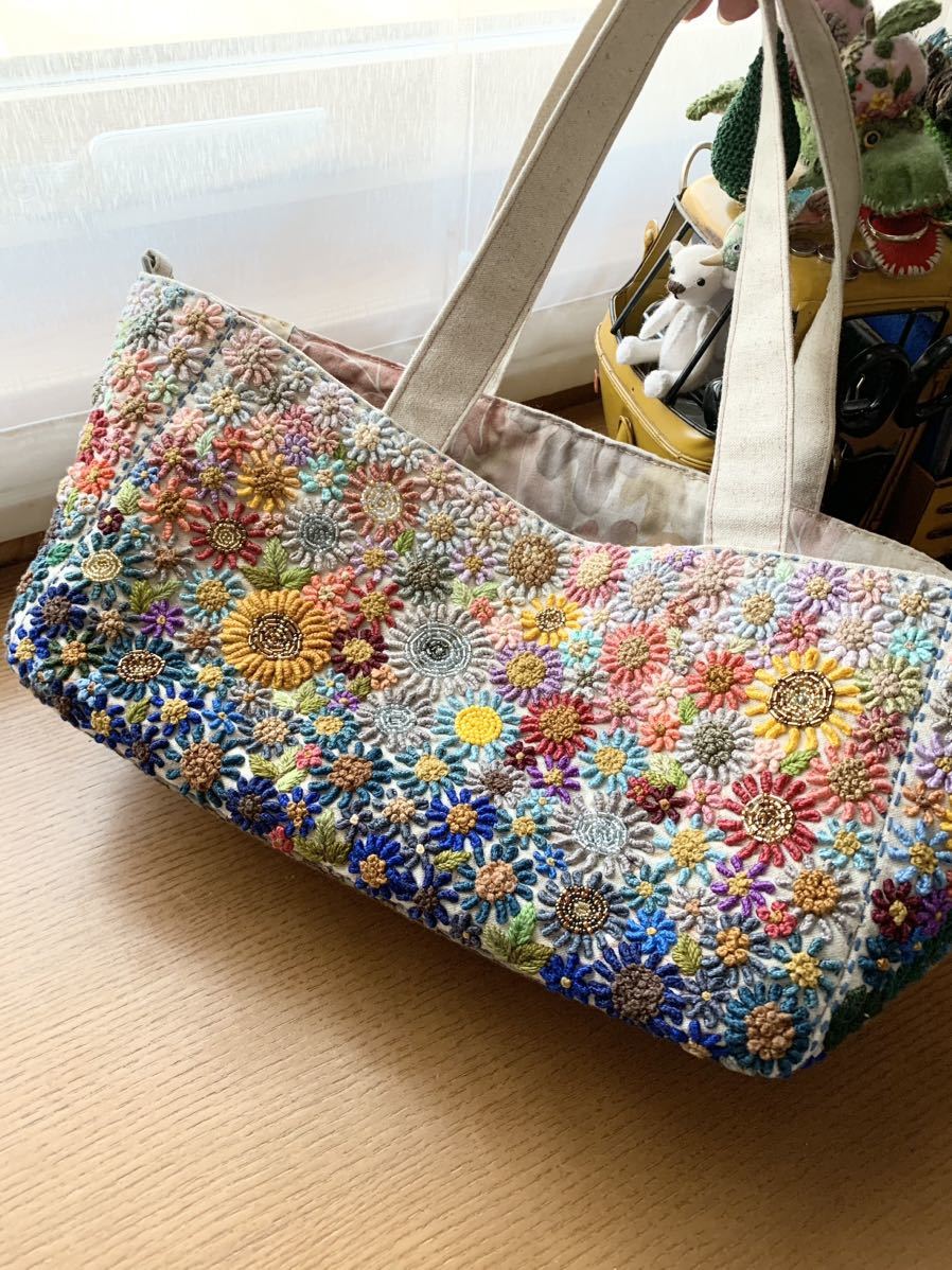 お花の手刺繍 ビーズ刺繍　バッグ　ハンドメイド リネン生地　サイドにDカン付き_画像2