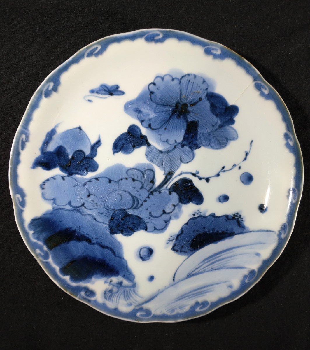 古伊万里 染付 蝶と牡丹文 25cm 輪花 中皿 江戸中期 Bsemxdo-21a2682k