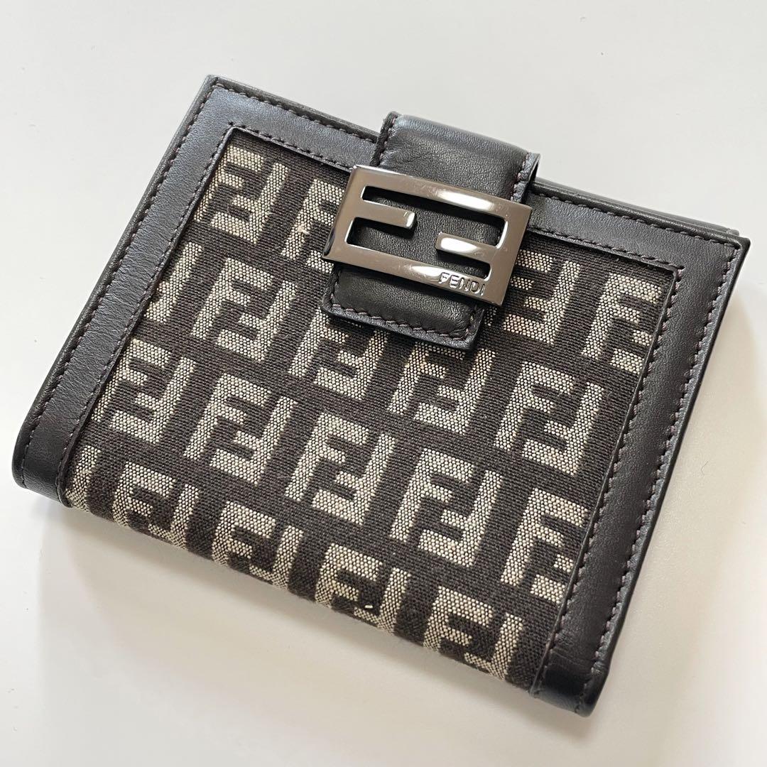 超特価のお買い FENDI フェンディ 折り財布 二つ折り ズッカ 総柄 茶