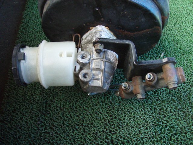 * UBS25GW Isuzu Bighorn Lotus brake master cylinder brake booster 341143JJ