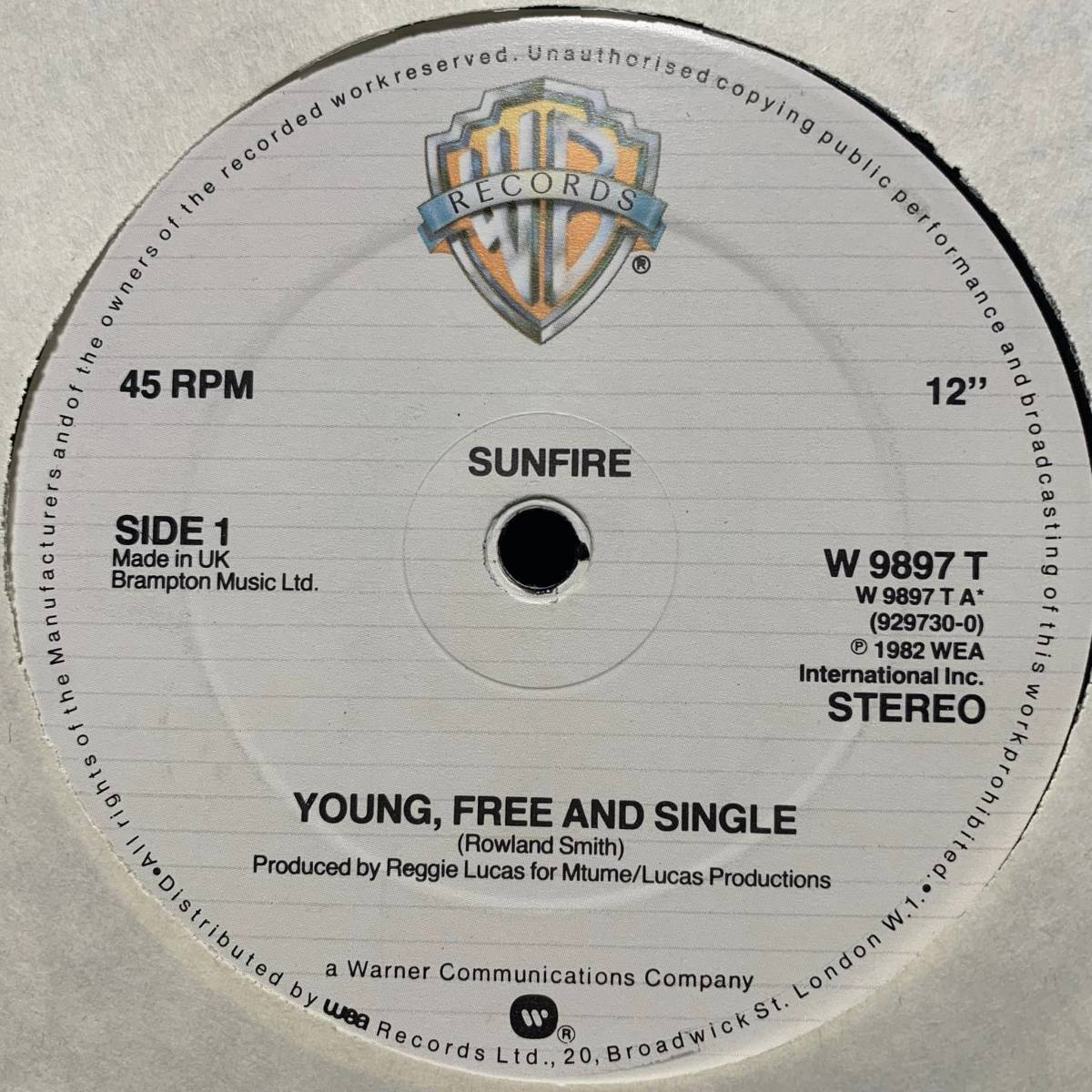 ◆ Sunfire - Young Free And Single / Shake Your Body◆12inch UK盤 サーファー系ディスコ!!_画像2