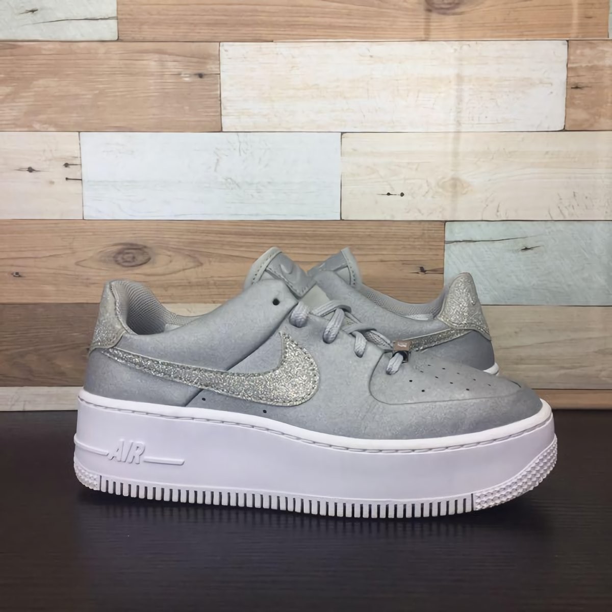 贅沢屋の NIKE AIR 22.5cm CQ7510-017 U04060 銀 シルバー ロー セージ