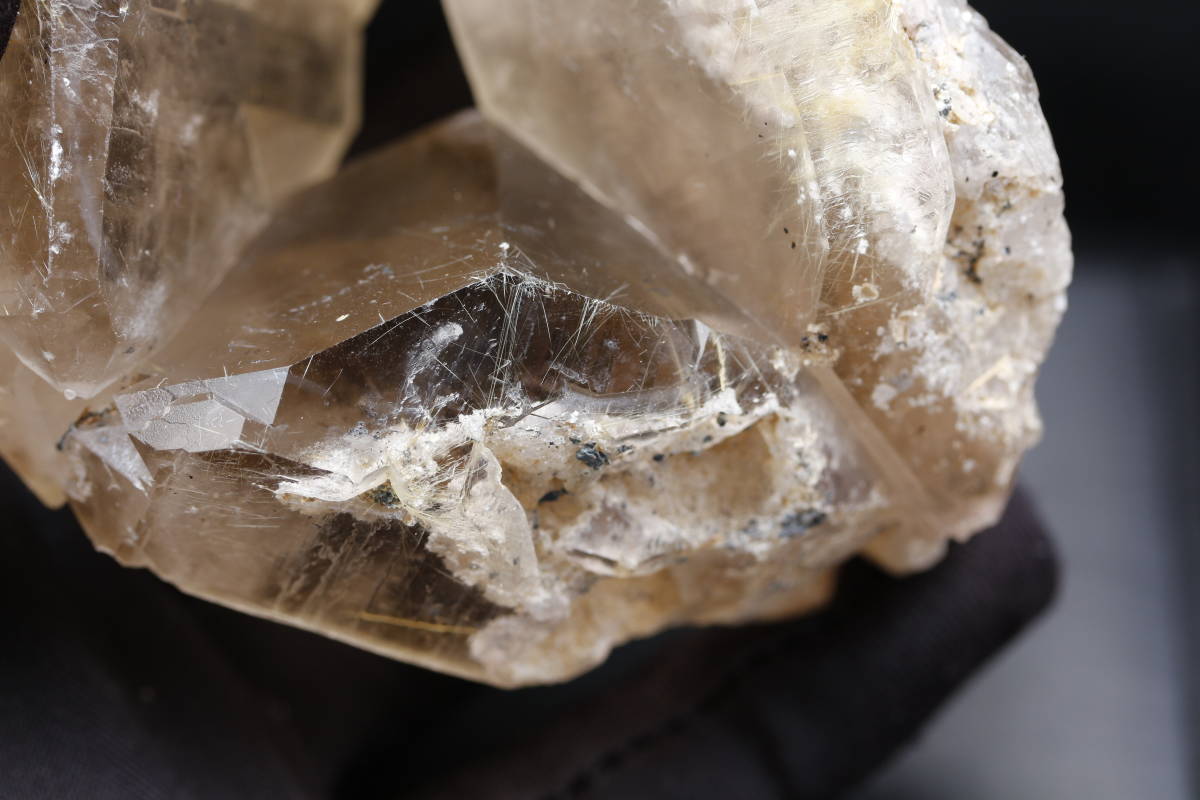 ルチルクォーツ 原石 針入り水晶パワーストーン 鉱物 標本 ブラジル産 鉱石 高透明度383.3g【kb-281】_画像6