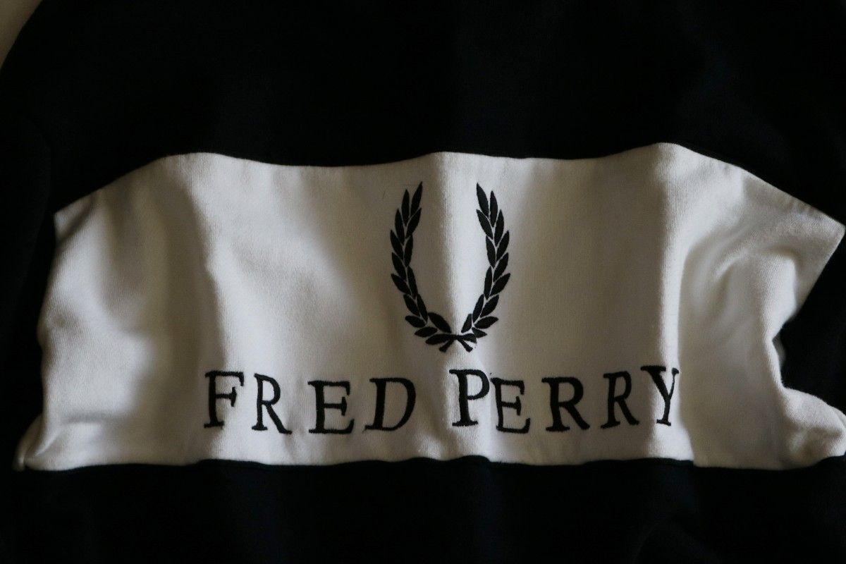 FRED PERRY】スウェット/トレーナー 黒×白 ビッグロゴ☆-
