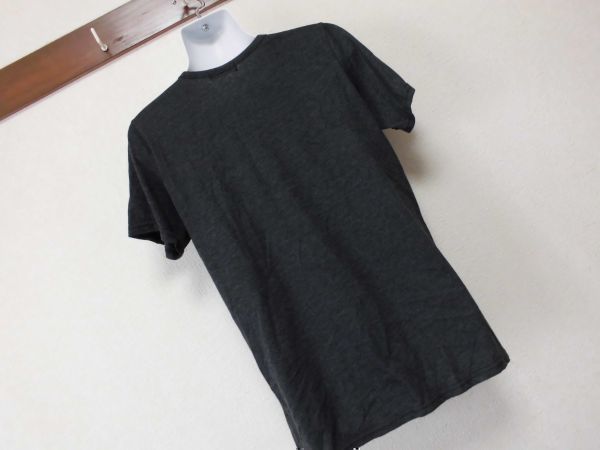 assk1084☆　■■Xyzzy■■　半袖プリントTシャツ　トップス　VネックTシャツ　カジュアル　ダークグレー系　_画像8