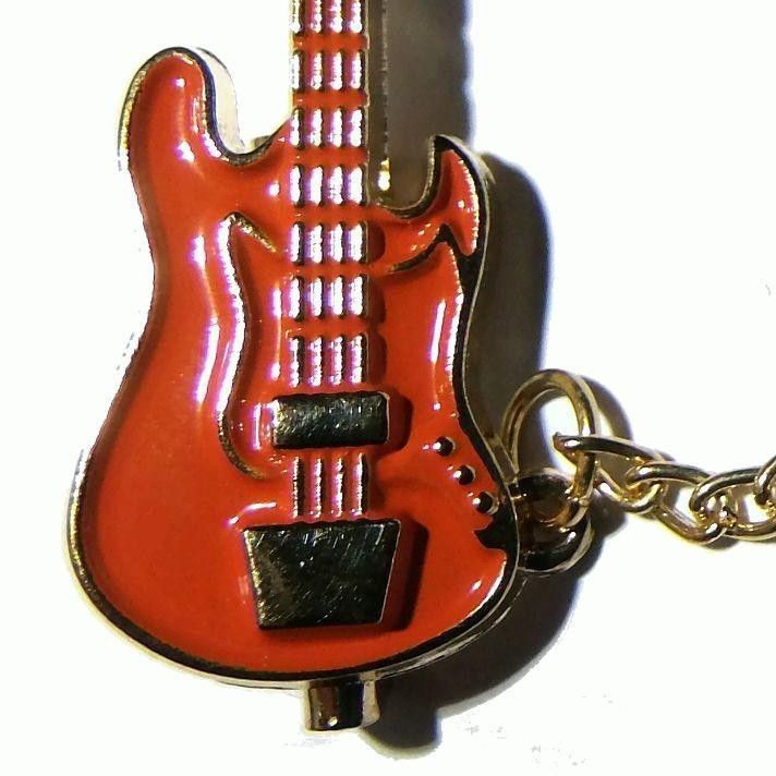 エレキギター　ベース　ブローチ　ピンバッジ　オレンジ色　黄色　ストラップ