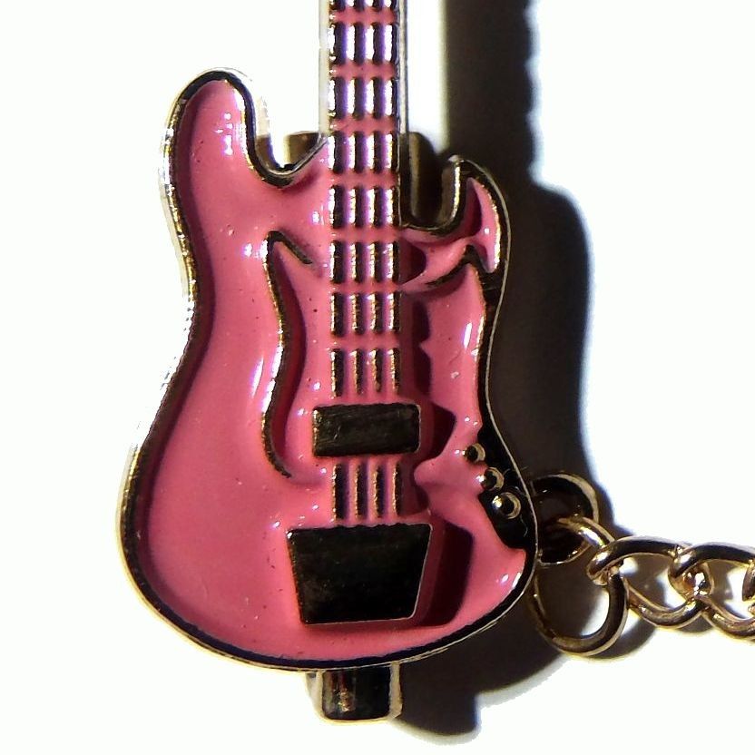 エレキギター　ベース　エナメル　ピンブローチ　ブローチ　ピンバッジ　バッジ　ピンク色　ストラップ