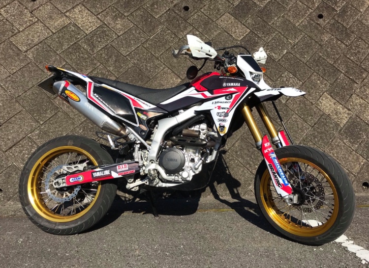 Drip Racing Products WR250X・R 黒樹脂 オリジナルサイドカバー_車両取り付け例