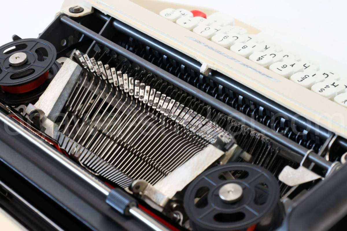 専門店でオーバーホール済の中古タイプライター olivetti Lettera32