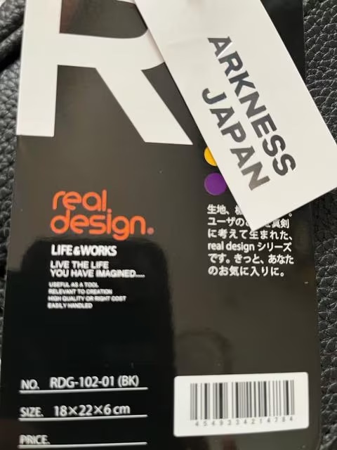 高貴紳士的！品格！ブランド品！REAL DESIGN！合成皮革！プチショルダーポーチ！ファスナー式！使い勝手良い！大きさ！新品タグ付き！_画像3