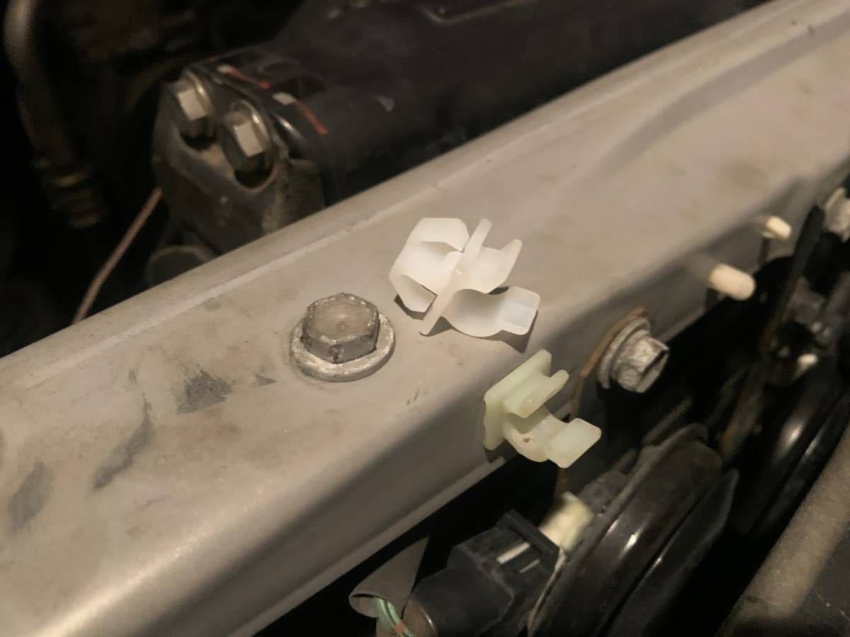 フードサポートロッド クランプ ボンネット支える棒をしまう奴 TOYOTA