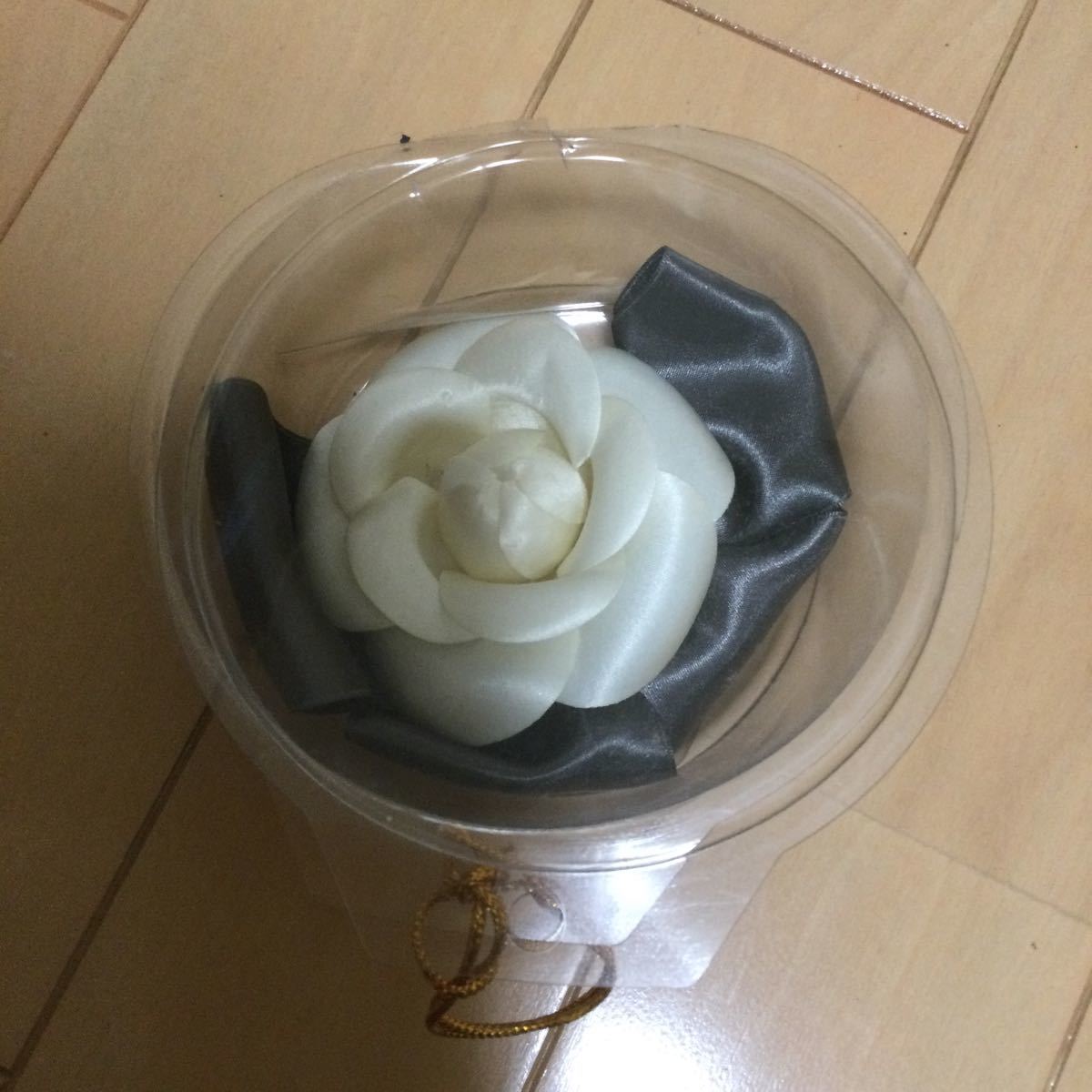 白薔薇のコサージュ　黒いリボン付_画像4